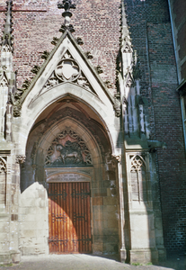 22240 Gezicht op de neogotische westelijke toegangspoort tot de kruisgang van de Dom aan het Domplein.